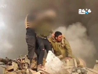 🇮🇱 גיבור. עוז יצא מהטנק בחיים. הוא ניסה לתפוס את רימון המחבל ונורה. הוא נחטף לעזה, וכעבור יותר משנתיים חז…