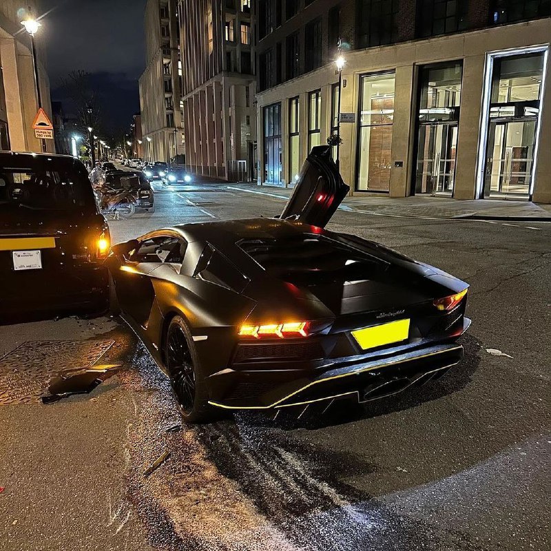 Lamborghini Aventador S повстречался с лондонским кэбом
