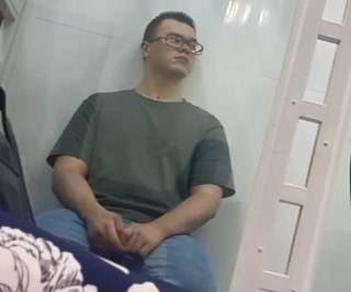 Это Никита Уваров. Судья Советского райсуда Красноярска Елена Богданова (иногда подавляя зевоту) продлила сегодня ему содержание под стражей на очередные два месяца.Никита — главный фигурант дела канских подростков-анархистов, оказался в тюрьме в 14 лет, о