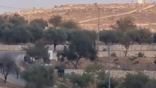 דחוף: צעירים מתעמתים עם התקפת המתנחלים בכפר ברקה, מזרחית לרמאללה.