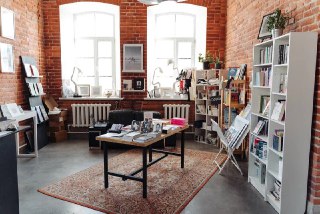 Независимый книжный из Хабаровска объявил о закрытии из-за «современных экономических реалий». Ранее его по доносу оштрафовали за «ЛГБТ-пропаганду»Хабаровский книжный магазин «Простая неформальность» объявил, что закроется с 1 апреля из-за «современных эко