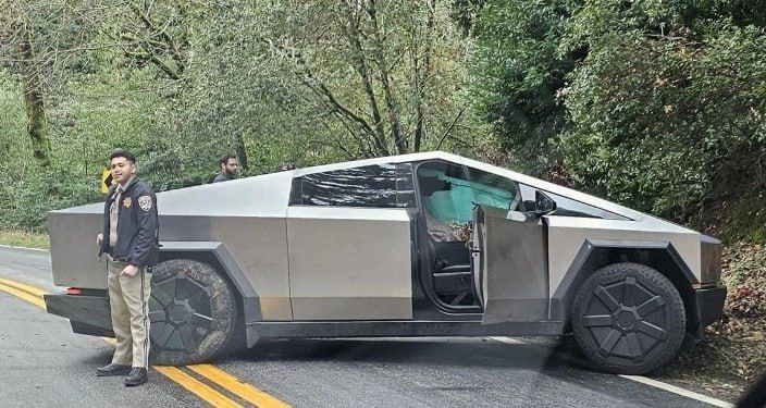 Новый пикап Tesla Cybertruck попал в ДТП вскоре после покупки 3