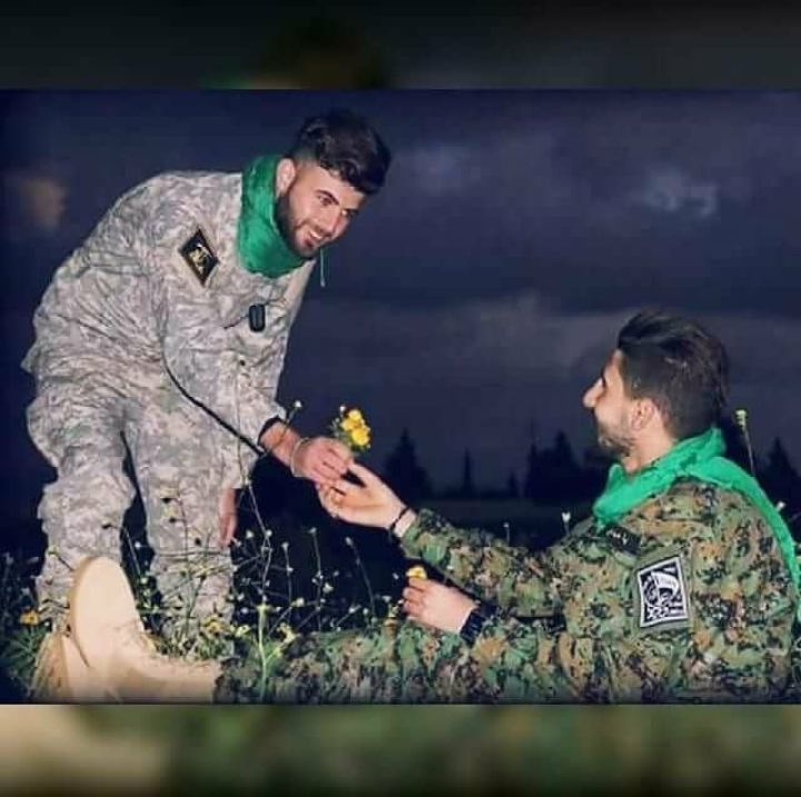 🌷ب یاد شهیدان🌷: همہ مےگویند: خوش بحآل فلانے " شهید شد " ، اما هیچ ڪس حـواسـش نیستـــ ڪہفلانے برایِ شهیـد شدن ،شهےد بودن را یاد ڱرفتـــ .