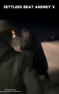 הרגע בו תקפו מתנחלים באכזריות את העיתונאי והפעיל הרוסי "אנדרי חרז'נובסקי" באזור "אום אלח'יר" במוסאפר יטא, ד…