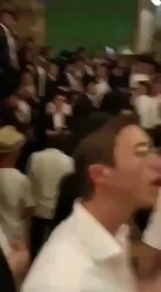 מתנחלים מתאספים מול באב אל-קטנין, אחת הדלתות של מסגד אל-אקצא, בשיתוף עם "המל"ט הריבוני" שנקרא על ידי ארגוני…