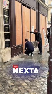 סרטון היום גברים בפריז עולים על חלונות ראווה כדי למנוע מהמפגינים לבזוז את המקום. @ NEXTA בלעדי