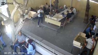 רגע מכוון לחנות התרופות בבית החולים נפגעי אל-אקצא בדיר אל-בלח באמצע הרצועה, ו-4 פצועים קל הועברו מהמקום.