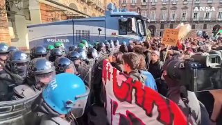 ההפגנות באיטליה הידרדרו למהומות ברחבי המדינה: המשטרה משתמשת בתותחי מים ובמחאות מעבורת גז שהפכו את הערים הגד…