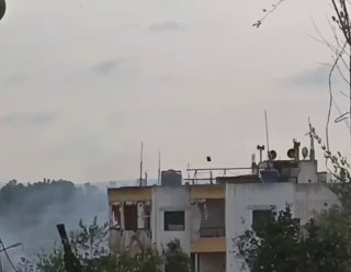 🚨מעקב: רוב המיקוד של מזל"טים התמקד בהתאבדות. בעיירה מפדון בתים שעליהם הוקמו עמודי שידור לאינטרנט.