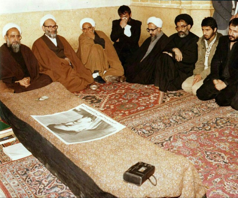 مجمع البحرین: ‍ ✳️ علامه طباطبایی می فرموند:🔹عناوین دنیوی اگر وفا و دوام داشته باشند تا لب گورند،و نوعا هم بی وفا هستند. بعد از از آن 