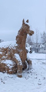 В Якутии построили из навоза символ 2026 года. Лошадь вылепил скульптор Иван Боппосов.«С декабря начал лепить из навоза лошадь. Должен был завершить как обычно, до Нового года. Но было холодно, и пришлось частью сырья утеплять коровник. Да и времени свобод