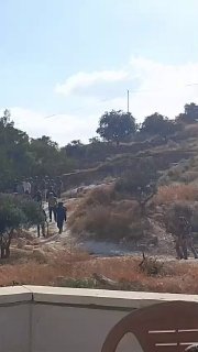 עשרות מתנחלים התאספו ליד מאחז ההתנחלות החדש והתמוגגו באדמות אזור "חלאייל אל-לוז", דרומית מזרחית לבית לחם.