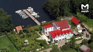 Прибрежную территорию у поместья Аллы Пугачёвой в подмосковном Солнечногорске площадью 1700 квадратов продали на аукционе за 14к рублей. Два участка выставило на открытый аукцион Федеральное агентство водных ресурсов две недели назад. Торги признали недейс