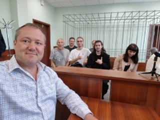 Суд в Красноярске оправдал журналиста, которого обвинили в «возбуждении ненависти» к единороссам («по признаку принадлежности к российским партиям»)Центральный суд Красноярска оправдал журналиста KrasNews Дмитрия Полушина по статье о «возбуждении ненависти