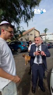 🇮🇱 ח״כ משה אבוטבול מניח תפילין ליהודי מחוץ לקלפי בבית דגן. רגע חדשות - צבא וביטחוןם.
