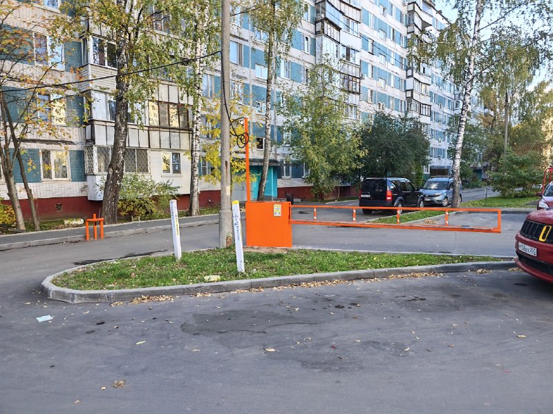 По какому праву жильцы дома по адресу лихачевское шоссе д. 10 отгородили себе общую городскую парковку