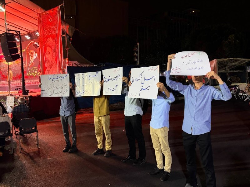 انجمن اسلامی دانشجویان: #گزارش_تصویری | کنشگری پلاکاردی در تجمع مردمی میدان ولی‌عصر (عج)▫️ وعده ما: شنبه‌ها، تجمعات شبانه مردمی در اقصی نقاط تهر