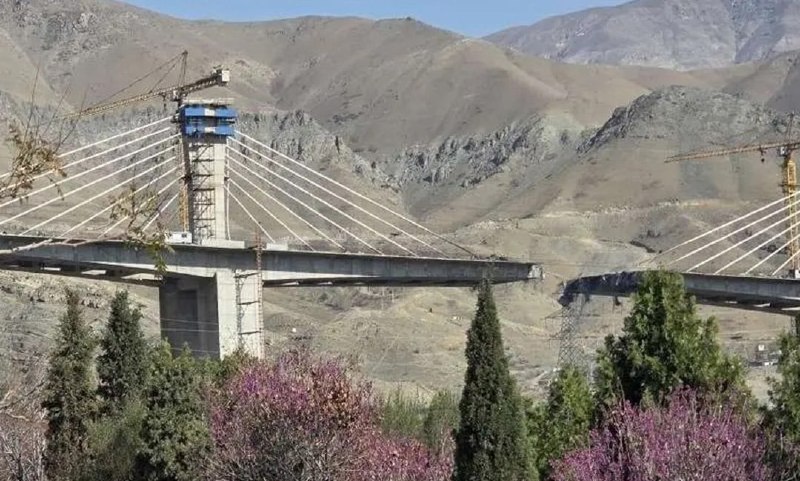 روزنامه ایران: ⭕️ سرنوشت پل B۱ کرج به دست ۱۵ متخصص افتاد🔹بازوند، معاون وزیر راه و شهرسازی: یک هیئت فنی متشکل از حدود ۱۵ مشاور و متخصص ب