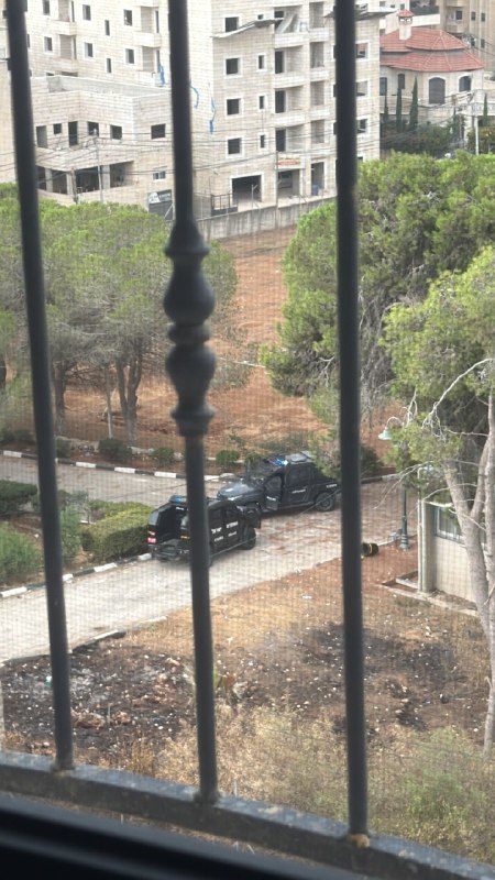 כוחות הכיבוש מסתערים על המכון להכשרה טכנית של אונר"א בצפון ירושלים הכבושה.