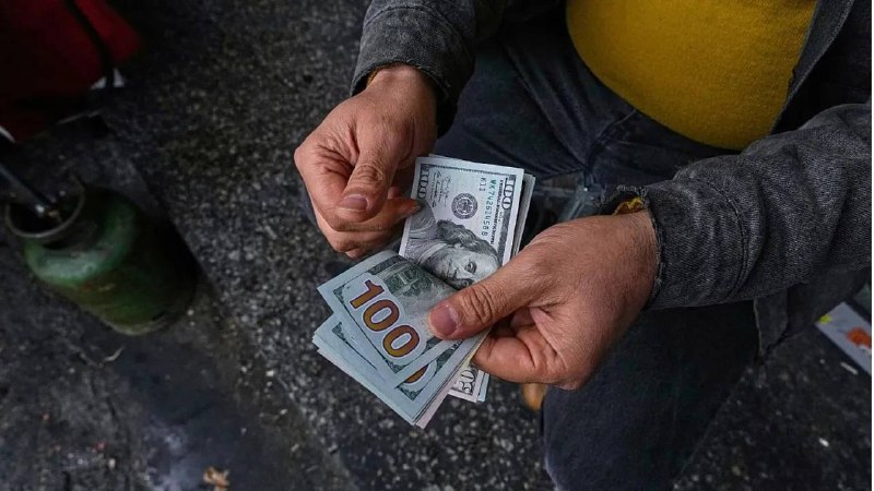 تهران رسا: عبور دلار از 200 هزار تومان🔹این برای نخستین بار است که دلار به قیمت 200 هزار تومان می رسد و ریال ایران در کمترین ارزش خو