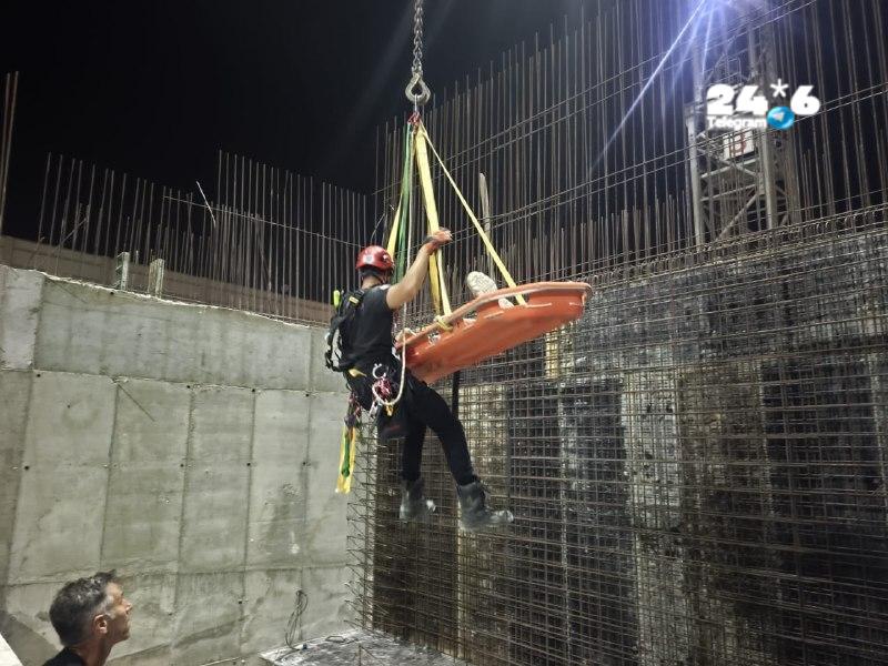 🇮🇱 לוחמי האש והיחידה לחילוצים מיוחדים חילצו עובד שנפל מגובה של כ-8 מטרים באתר בנייה בשוהם ונחבל. גורמי הר…