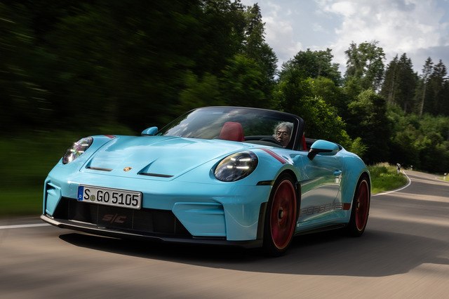 🚗⚡ Вчера в автосалоне на немецких виньянских трассах рулит новый Porsche 911 GT