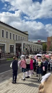 На школьной линейке в Красноярске выступил мужчина, пожелавший детям изучать устройство автомата Калашникова, передает «Проспект Мира».«И, как сказал один политик, чтобы весь мир говорил на русском — изучайте устройство автомата Калашникова. Еще раз всех с