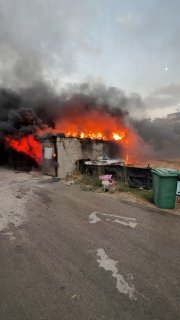 דחוף: מתנחלים הציתו בתים ו"מגרסת אבנים" בכפר אוריף ובפאתיו, מדרום לשכם.