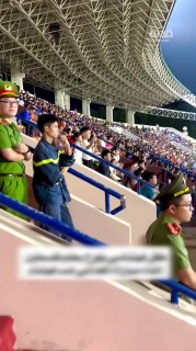 ילד וייטנאמי מניף את דגל פלסטין, תומך בקבוצת "פדאיין" במהלך משחקה מול וייטנאם במוקדמות גביע אסיה