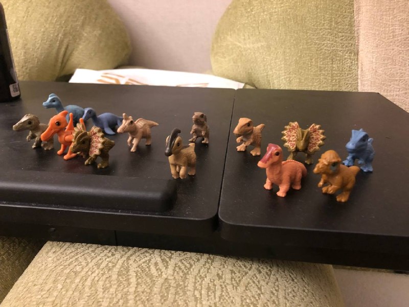 Фигурки динозавров из набора Kinder Natoons, 2 лари за штуку. Остались только такие как на фото. — фото 1