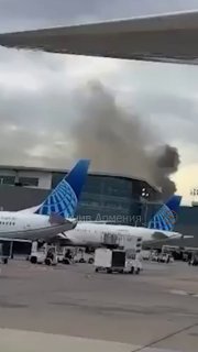 בנמל התעופה הבינלאומי של ג'ורג' בוש (IAH) ביוסטון בטרמינל C, אירע שריפה במסעדה, עשן שחור עבה עלה לשמיים. מח…