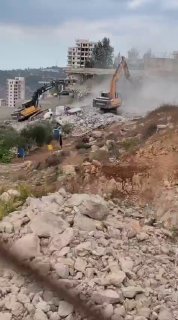 סוכנות ביחד | דחפורי כיבוש הורסים בניין מגורים בכפר אל-וואלאג'ה, ממערב לבית לחם.