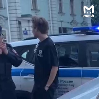 Машина въехала в остановку у метро "Проспект Мира" в Москве и сбила людей. Пострадали минимум трое, двое — в тяжёлом состоянии с открытыми переломами.По данным Mash, за рулём отцовского Infiniti сидел 21-летний парень (на первом фото). Предварительно, он д
