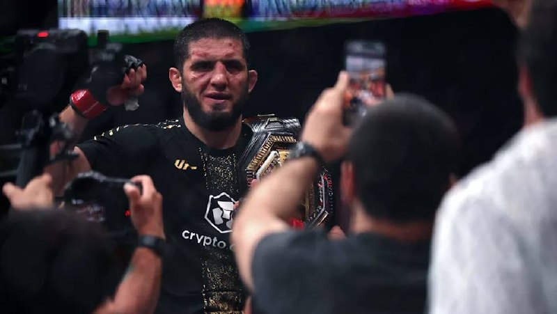 UFC Center: ⭕️دینا وایت:«اگر همین‌طور که می‌گوید ادامه بدهد، یعنی ممکن است این رکورد هیچ‌وقت شکسته نشود؛ حداقل تا زمانی که من زنده‌ا