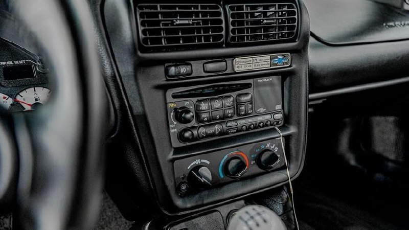 На продажу выставили редкий Chevrolet Camaro ZL1 2002 года 4