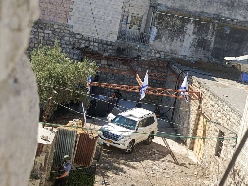 مستوطنون يجرفون أرضاً ويرفعون أعلاماً في الخليل