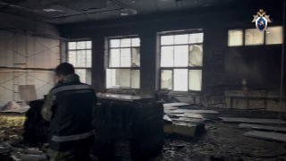 Задержан подозреваемый во взрыве в СыктывкареИм стал один из преподавателей, который, по версии следствия, «привел в действие учебно-имитационную гранату». В результате произошел взрыв, а также загорелись легковоспламеняющиеся предметы в помещении, сообщил