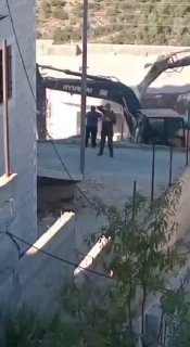דחפורי כיבוש מתחילים להרוס את ביתו של הפלסטיני שאהר פאיז עוואינה באזור אל-מרג' בעיירה בטיר, ממערב לבית לחם.