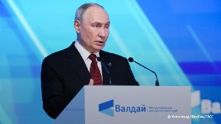 Путин на сессии дискуссионного клуба «Валдай»:• В результате ударов по российским НПЗ Россия потеряла около 1% ВВП.• Предложение о прекращении ударов по морским судам в Украине в обмен на прекращение ударов по российским НПЗ «выглядит нелепо просто».
