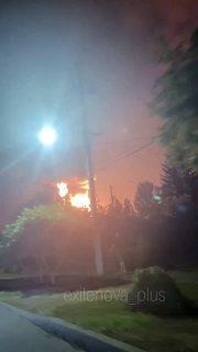 В хуторе Вязники Ставропольского в результате атаки дронов возник пожар на территории промзоны, рассказал губернатор. По данным Astra, в хуторе загорелась нефтебаза. Как пишет телеграм-канал, это вторая нефтебаза, атакованная в этом хуторе за последнюю нед