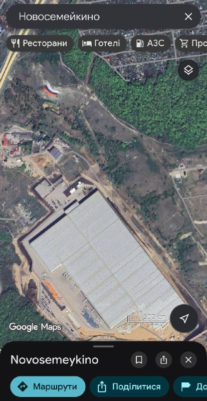 Знищений склад WB у Новосемейкіно. Поруч росіяни намалювали прапор РФ із символами «ZV», які видно із космосу