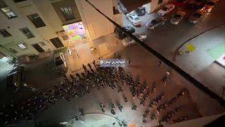 אזור בחריין,,, דיראז, מקיים מסע לוויה לזכר מות הקדושים של גבירתנו פטימה אלזהרה עליה השלום, על רקע צעדי האיס…