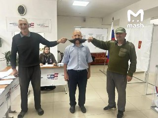 Зацените эту волосатую пристройку под носом у избирателя из Дагестана. Он, к слову, носитель самых длинных усищ республики. Борис из села Кака отращивает свои антенны полвека — по спору с другом. Слово держит и на выборы ходит.❗ Не грузятся фото и видео? Ч