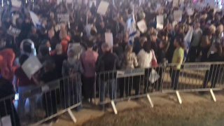 אלפי "ישראלים" מפגינים במרכז תל אביב; לדרוש הקמת ממשלה בשיתוף מפלגות ערביות.