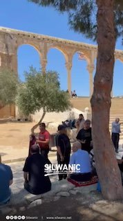 מחצרות מסגד אל-אקצא המבורך, לפני תפילת יום שישי