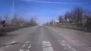 מצלמה על מערכת רובוטית קרקעית קלטה את הרגע שבו נחתו פצצות אוויר בקרבת מקום כשהיחידה נעה לאורך כביש באזור דונייצק.