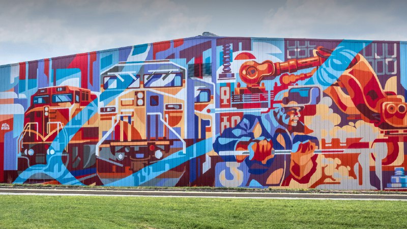 Workers of the world, relax'Power of the Titans' mural by Andrei Krautsou, North Kansas City, Missouri (© Stephen Taylor/Alamy)
