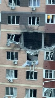 В Ростове-на-Дону в результате атаки дронов погибли два человека (муж и жена), травмы получили пятеро, сообщил губернатор.Двое пострадавших, в том числе подросток, находятся в тяжелом состоянии. «Разрушения на земле зафиксированы в Железнодорожном, Пролета