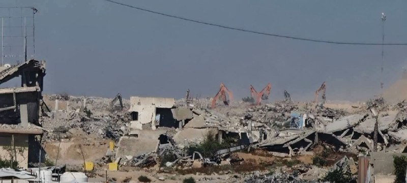 דחפורי צה"ל הורסים בתים בכיכר בני סוהילה ממזרח לח'אן יונס