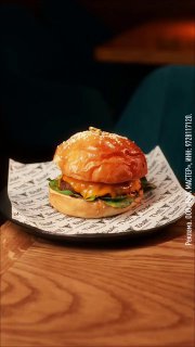 Ща будет мясо! Много! Потому что будем говорить про бургеры. Каждый из них с историей, своим характером и вкусом, после которых трудно говорить о чём-то ещё! Они уже ждут вас в ресторанах The Бык!Чизбургер — мягкий сыр, нежная котлета, свежие овощи и булоч